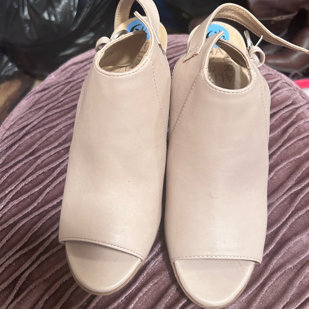 Lovely cream pep toe shoes
